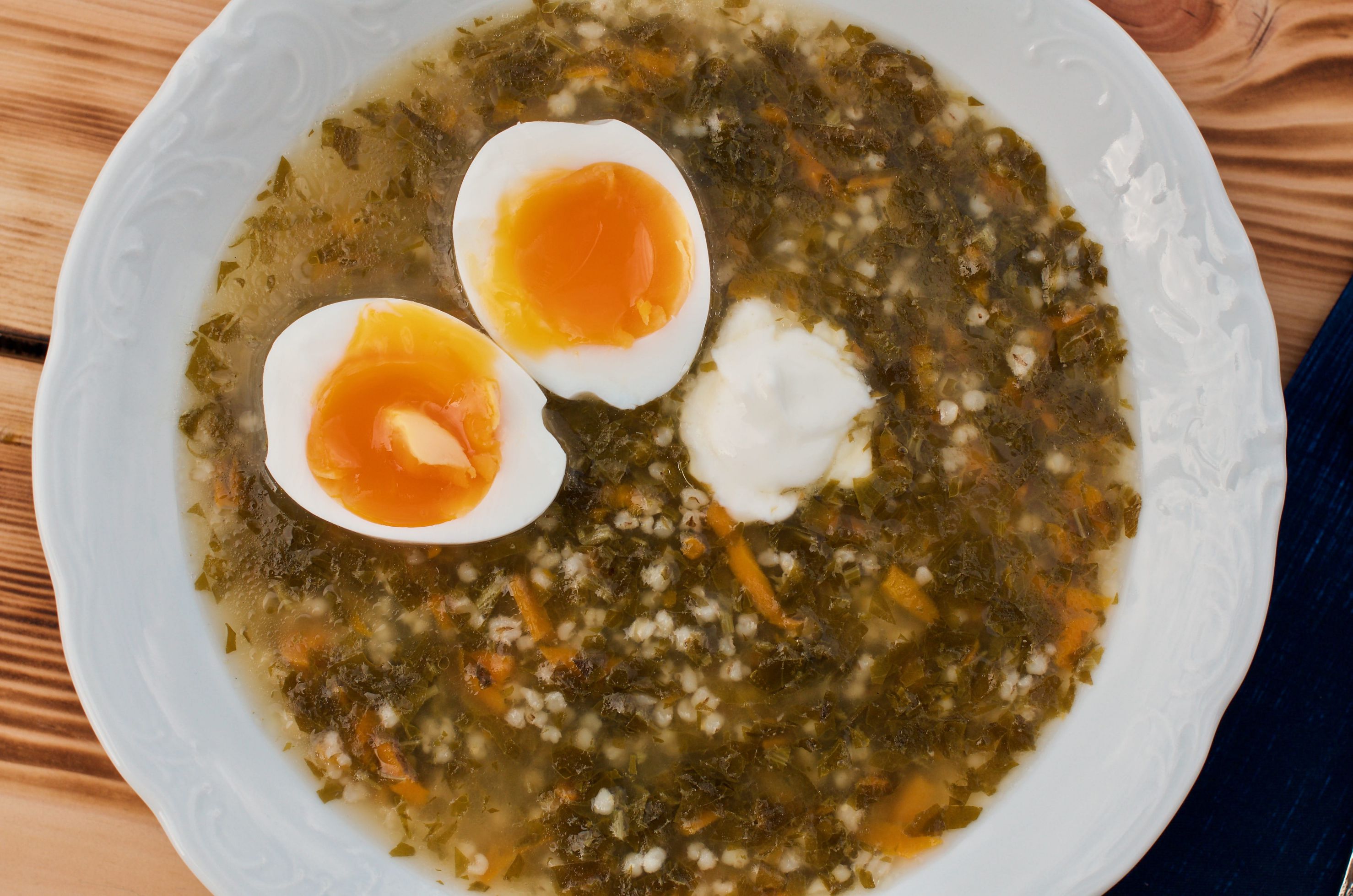 zupa szczawiowa z jajkiem i kaszą jęczmienną